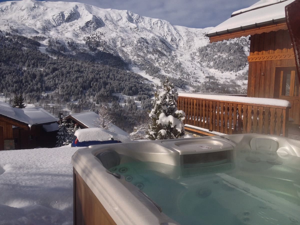 Chalet Evergreen Hot Tub-min