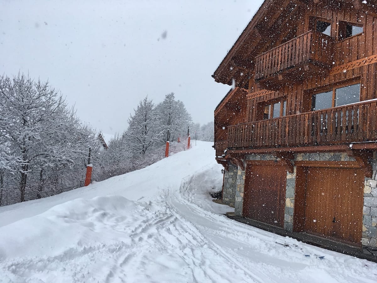 Chalet Evergreen in the Snow - True Ski-in-ski-out 2018-min